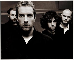 Una imagen en blanco y negro de los 4 miembros del grupo británico Coldplay.